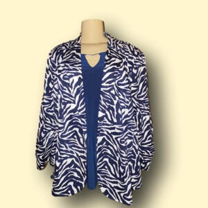 You look stunning in this blue and white jacket made by Dress Barn. Fully lined.